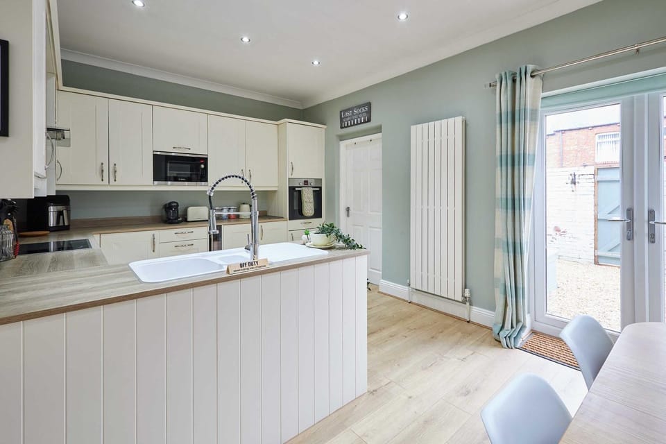 Kitchen or kitchenette, Dining area, oven, stove