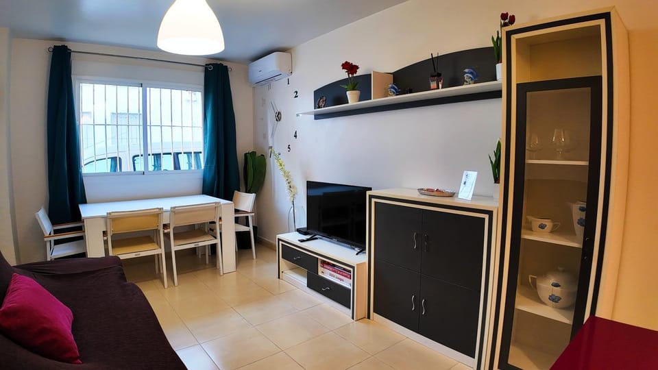 Communal lounge/ TV room, TV and multimedia, Living room, Dining area, Evening entertainment
