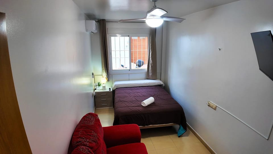 Bed, TV and multimedia, Photo of the whole room, Bedroom