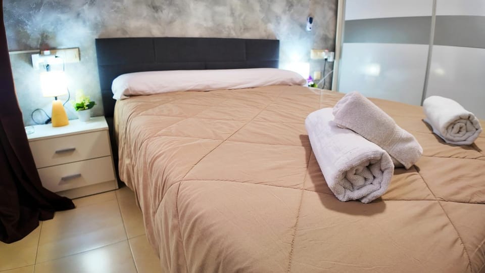 Bed, Photo of the whole room, Bedroom, towels