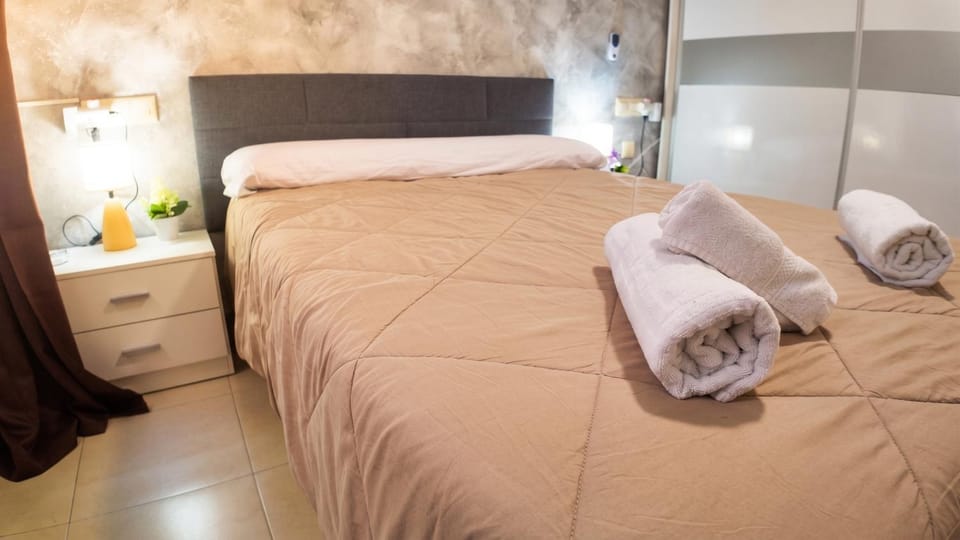Bed, Photo of the whole room, Bedroom, towels