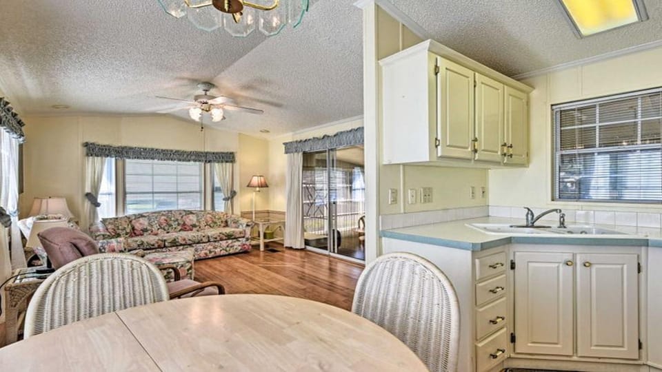 Relaxing Home Pool Access and Screened-In Porch! House in Florida