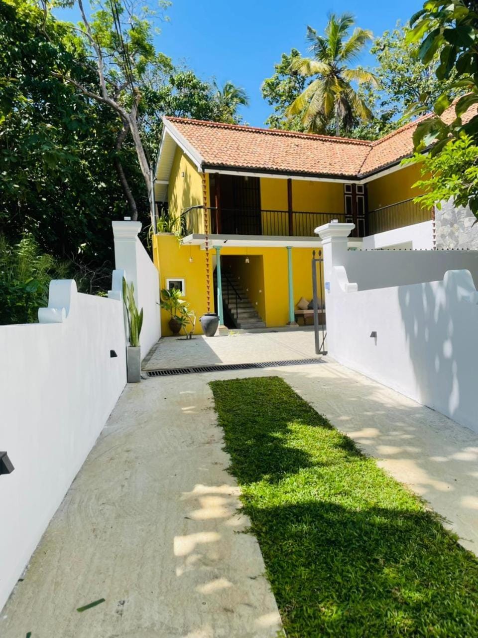 Property building, Facade/entrance, Garden, Garden view