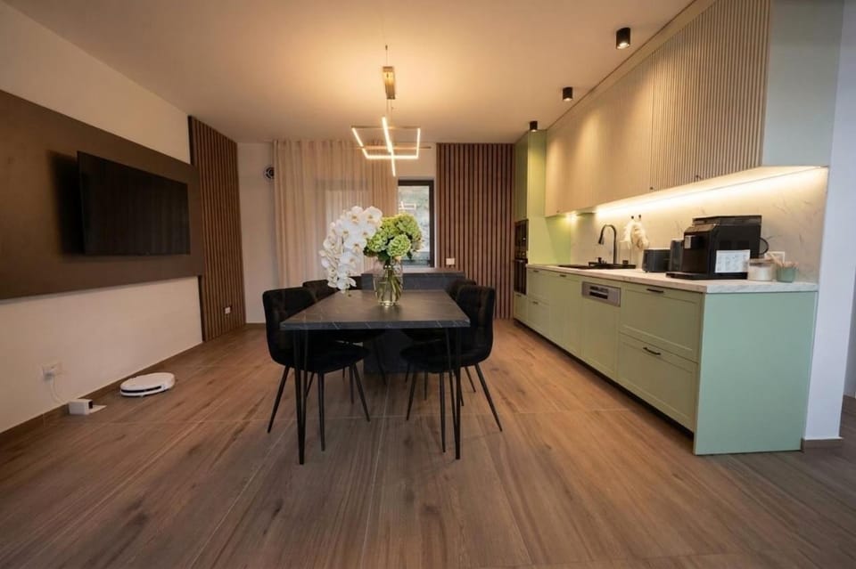 Emirage Luxury Villa Infinity Pool and Spa Bed and Breakfast in Bran