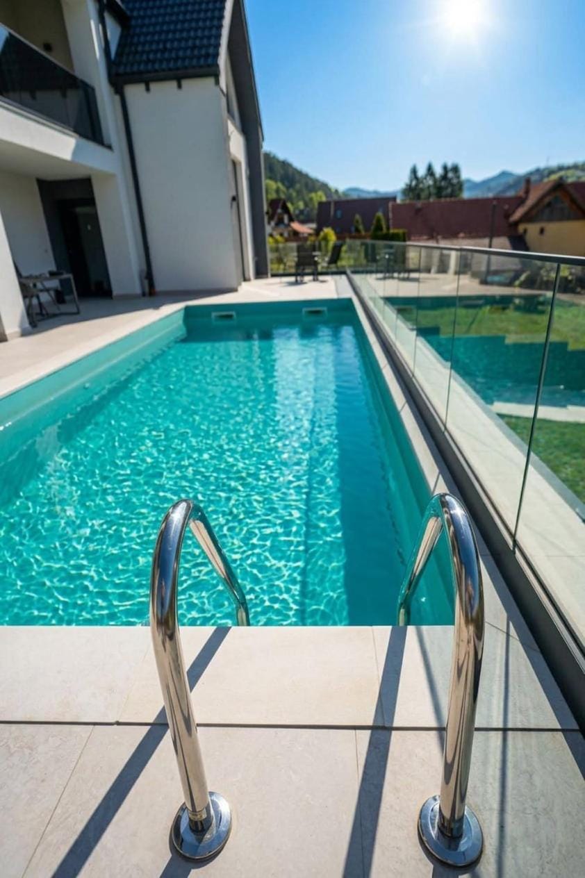 Emirage Luxury Villa Infinity Pool and Spa Bed and Breakfast in Bran