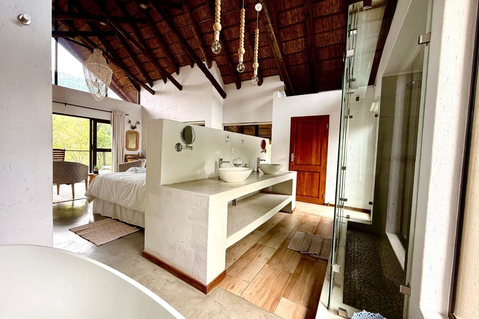 Shower, Toilet, Bed, Bathroom, Photo of the whole room, Seating area, Bedroom, Bath
