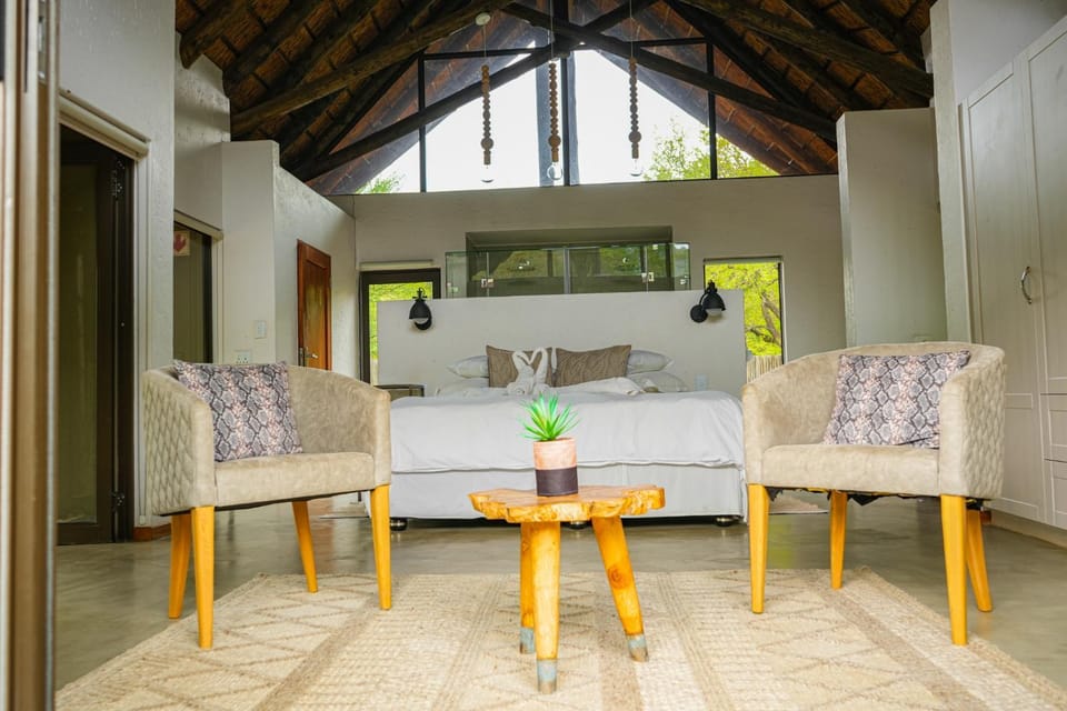 Bed, Photo of the whole room, Seating area, Bedroom, towels