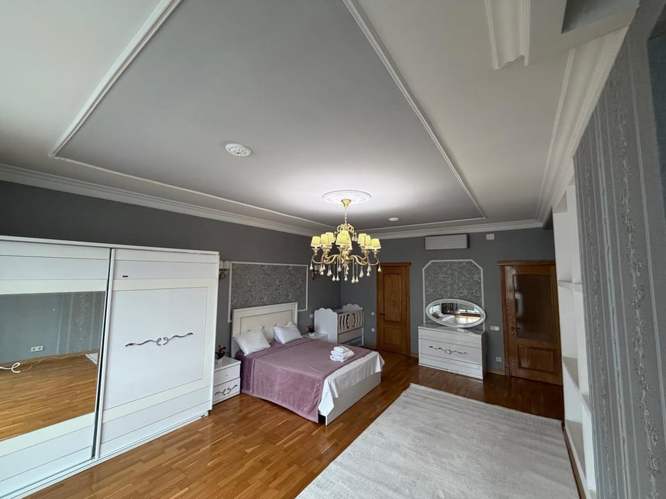 Bed, TV and multimedia, Bedroom