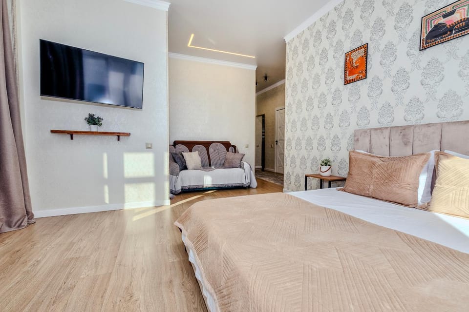 Bed, TV and multimedia, Living room, Photo of the whole room, Seating area, Bedroom