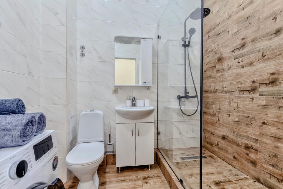 Shower, Toilet, Bathroom, Bath, towels, washing machine, washing machine