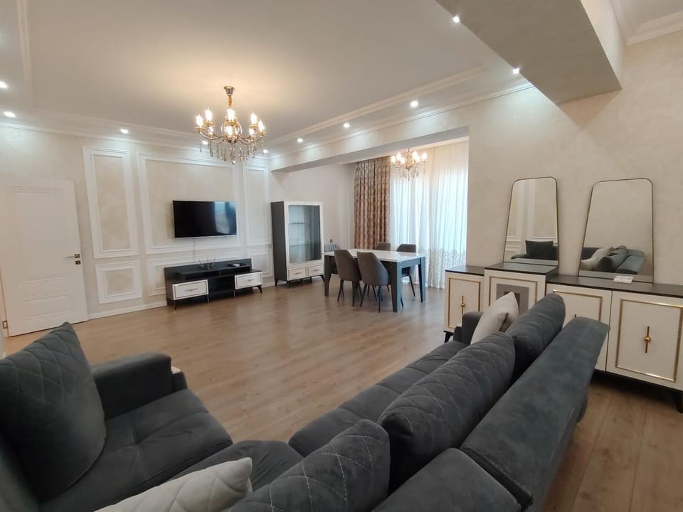 TV and multimedia, Living room, Seating area, Evening entertainment