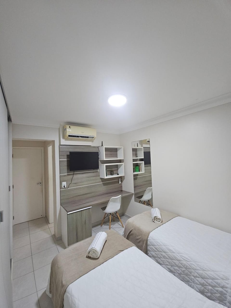 Bed, TV and multimedia, Photo of the whole room, Bedroom, towels, wardrobe, air conditioner