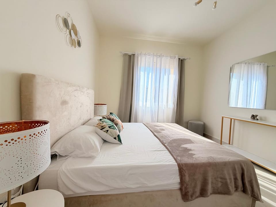 Bed, Photo of the whole room, Bedroom, air conditioner