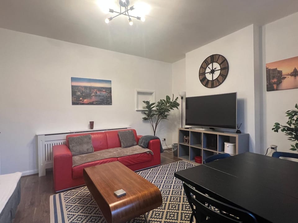 2 Bed Flat in Muswell Hill near shops and transport House in London