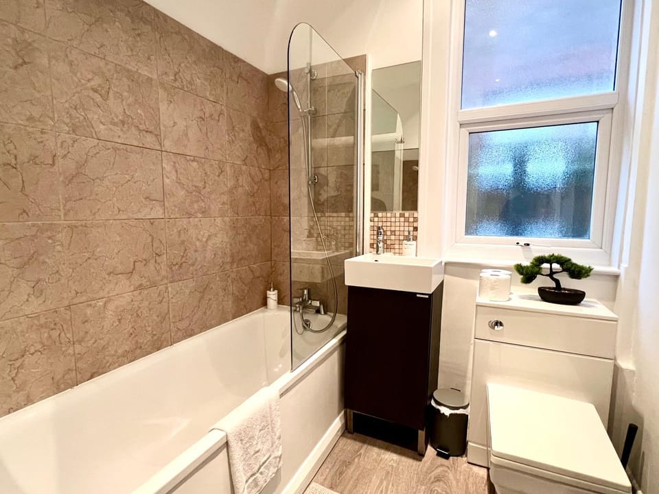 2 Bed Flat in Muswell Hill near shops and transport House in London