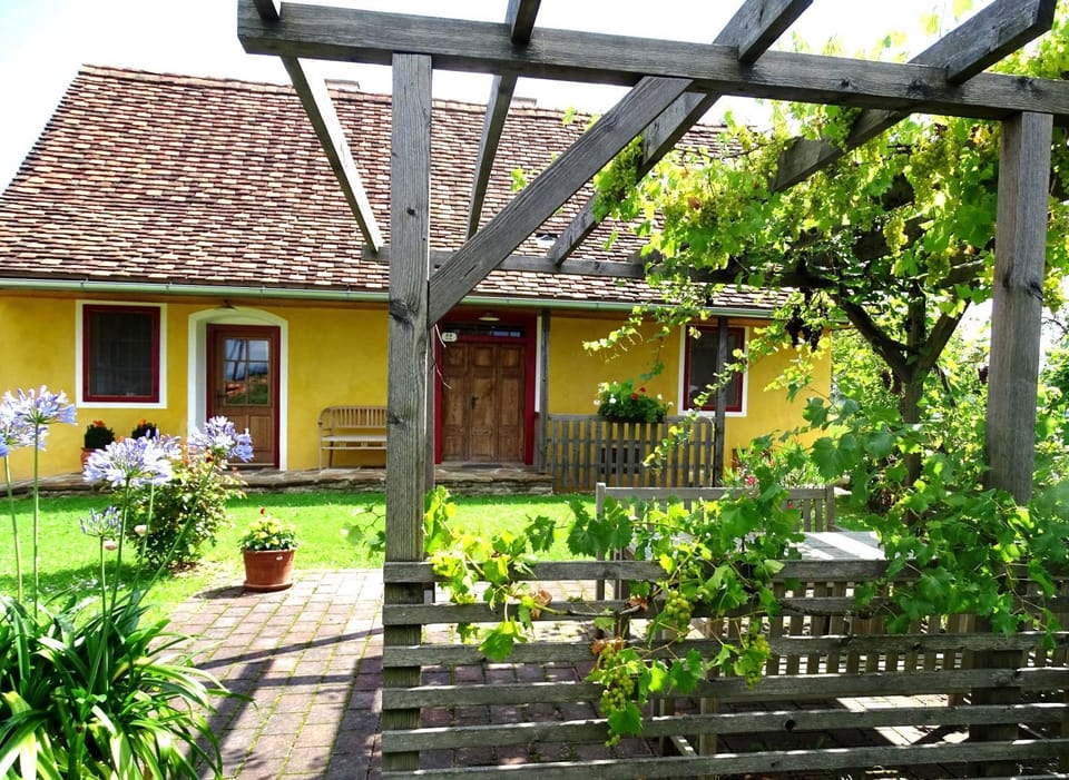 Facade/entrance, Garden, Balcony/Terrace