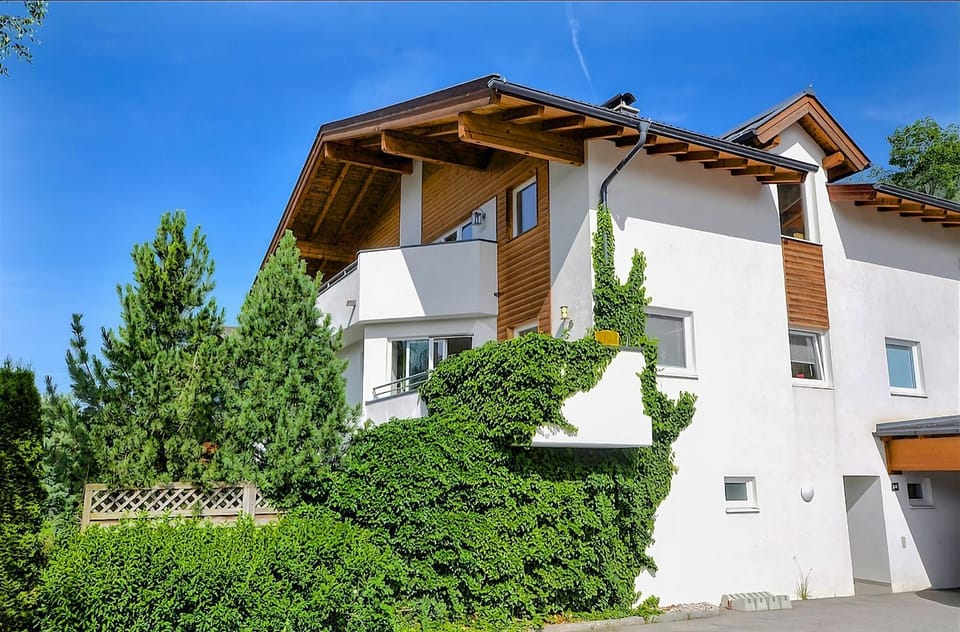 Property building, Facade/entrance, Off site