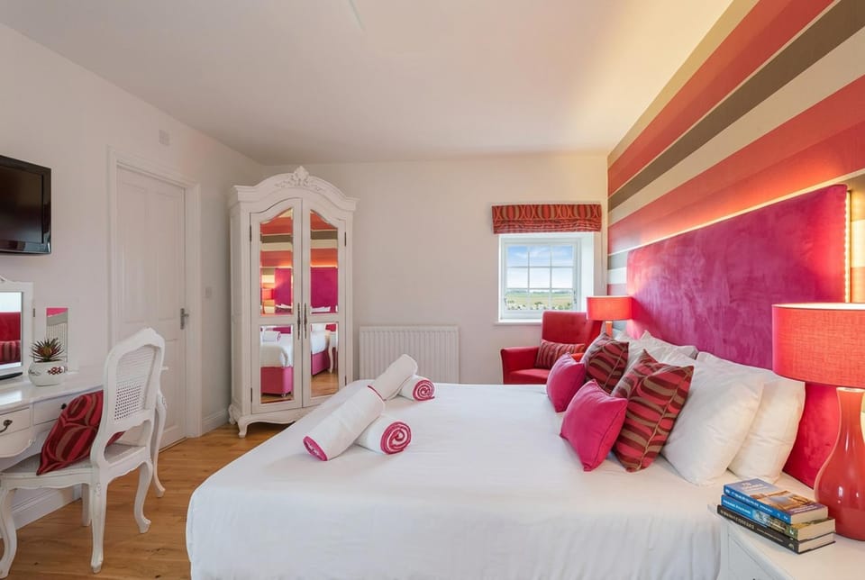 Bed, TV and multimedia, Photo of the whole room, Seating area, Bedroom