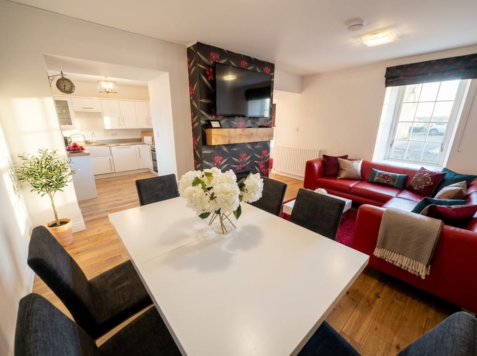 TV and multimedia, Kitchen or kitchenette, Living room, Seating area, Dining area, pet friendly, stove
