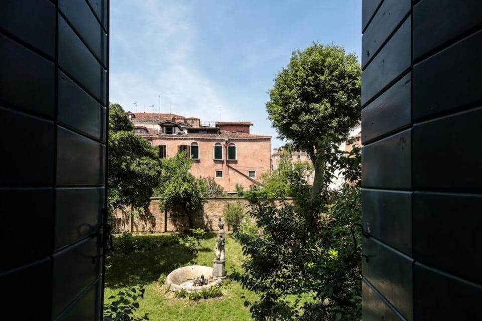 Cannaregio Retreat with Canal View Apartment in Venice
