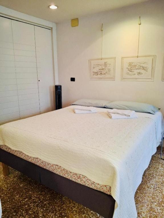 Cannaregio Retreat with Canal View Apartment in Venice
