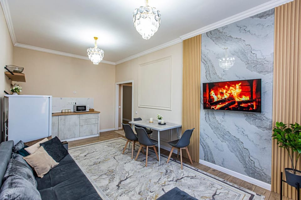 TV and multimedia, Coffee/tea facilities, Kitchen or kitchenette, Living room, Seating area, Dining area, microwave, oven, stove