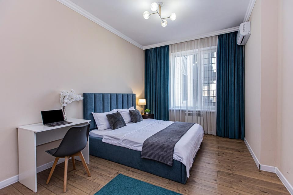 Bed, TV and multimedia, Photo of the whole room, Bedroom, furniture, air conditioner