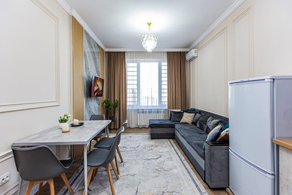TV and multimedia, Kitchen or kitchenette, Living room, Seating area, Dining area, furniture, air conditioner
