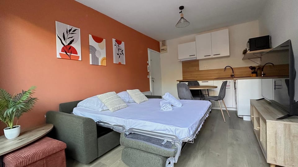 Bed, Living room