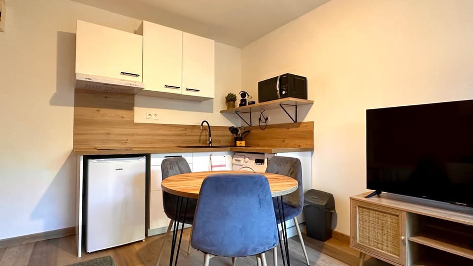 TV and multimedia, Coffee/tea facilities, Kitchen or kitchenette, Living room, Dining area, microwave