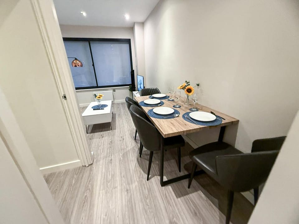 TV and multimedia, Living room, Decorative detail, Seating area, Dining area, heating, internet