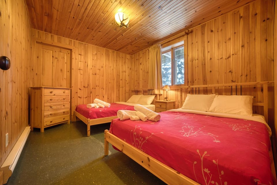 Chalet Wapiti for 16 Guests, 7 min to SPA, Skiing Chalet in Maine