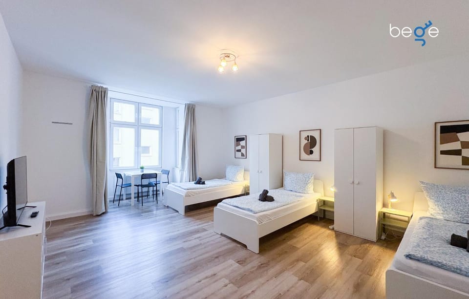 Bed, TV and multimedia, Photo of the whole room, Seating area, Bedroom