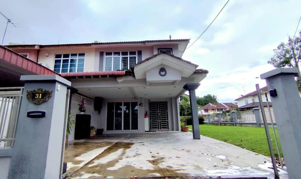 Charming 4BR Family House Quite Area & Cozy House in Penang