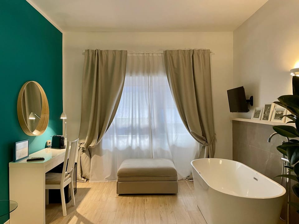 TV and multimedia, Photo of the whole room, Bedroom, Bath