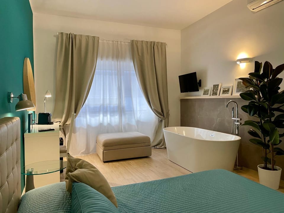 Bed, Hot Tub, TV and multimedia, Photo of the whole room, Bedroom, Bath