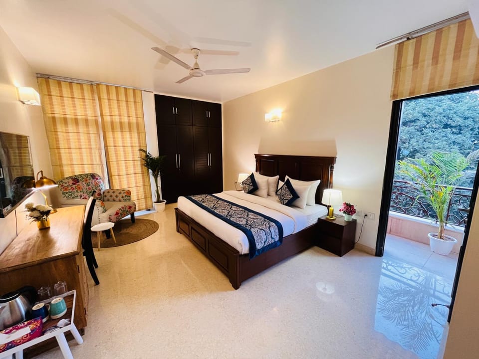 Bed, Living room, Photo of the whole room, Seating area, Dining area, Bedroom, fireplace