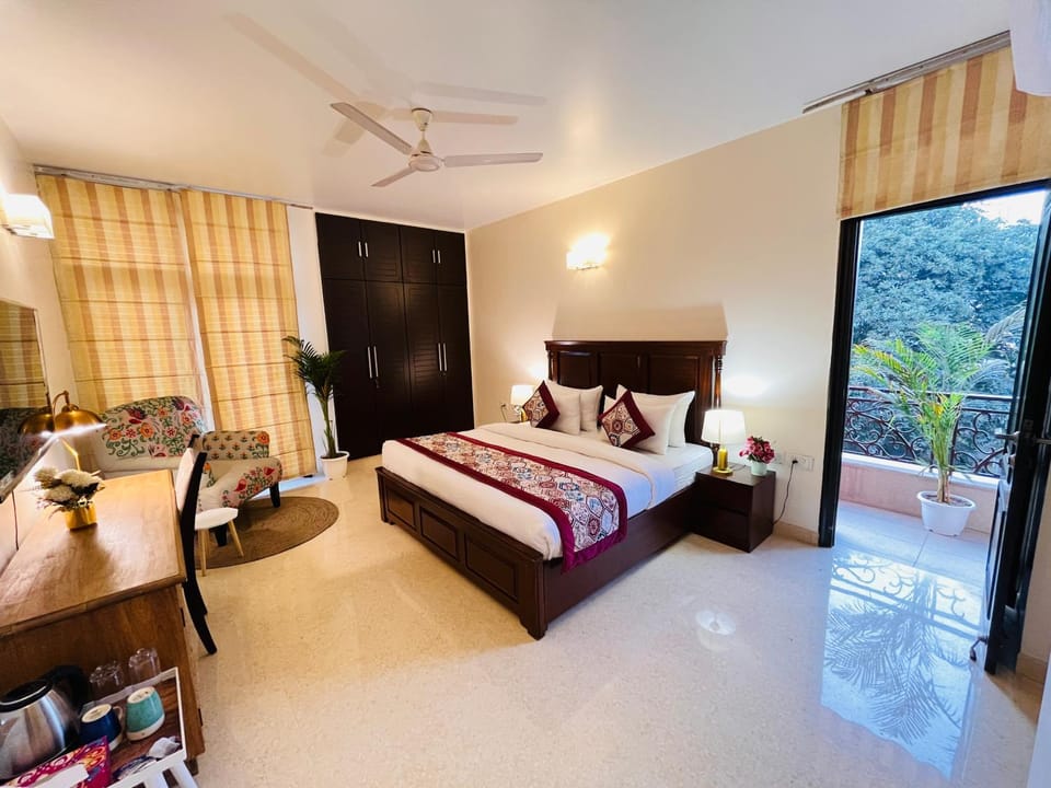 Bed, Photo of the whole room, Bedroom, fireplace, air conditioner