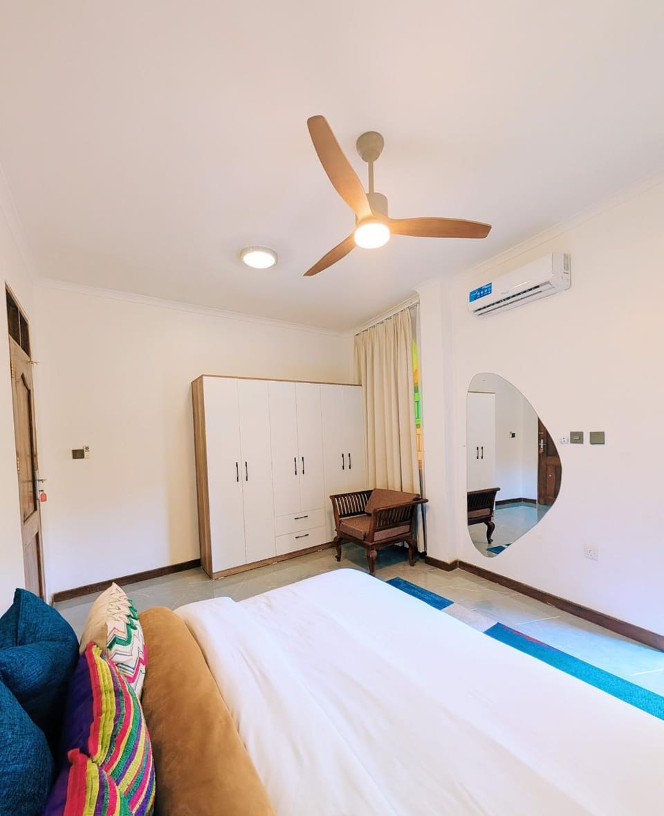 Bed, Photo of the whole room, Bedroom, air conditioner
