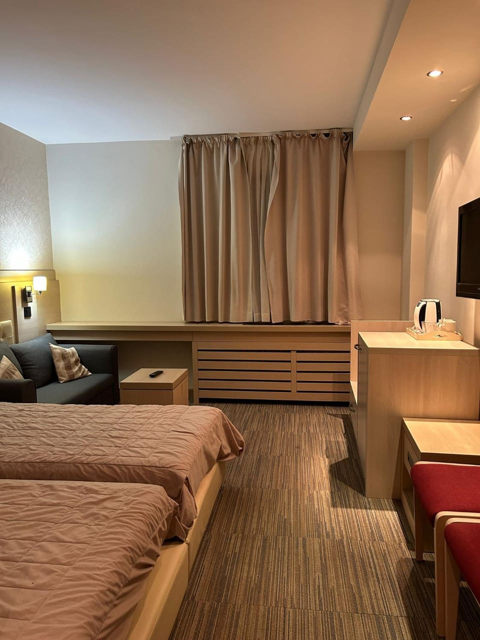 Bed, TV and multimedia, Living room, Photo of the whole room, Seating area, Bedroom