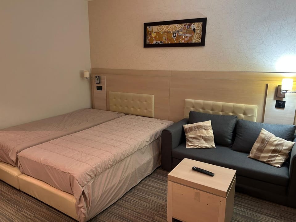 Bed, Living room, Photo of the whole room, Seating area