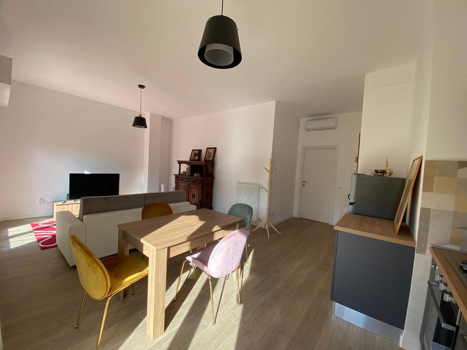 TV and multimedia, Kitchen or kitchenette, Living room, Seating area, Dining area