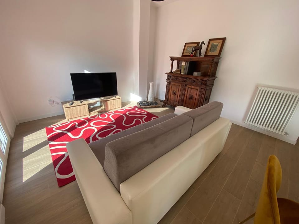 TV and multimedia, Living room, Seating area, Evening entertainment