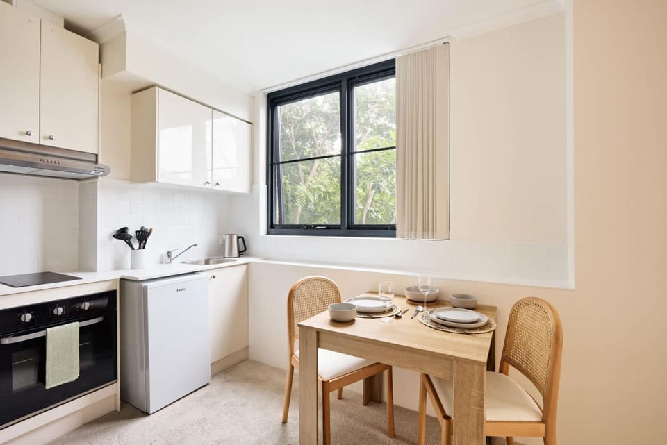 Kitchen or kitchenette, Dining area, oven, stove