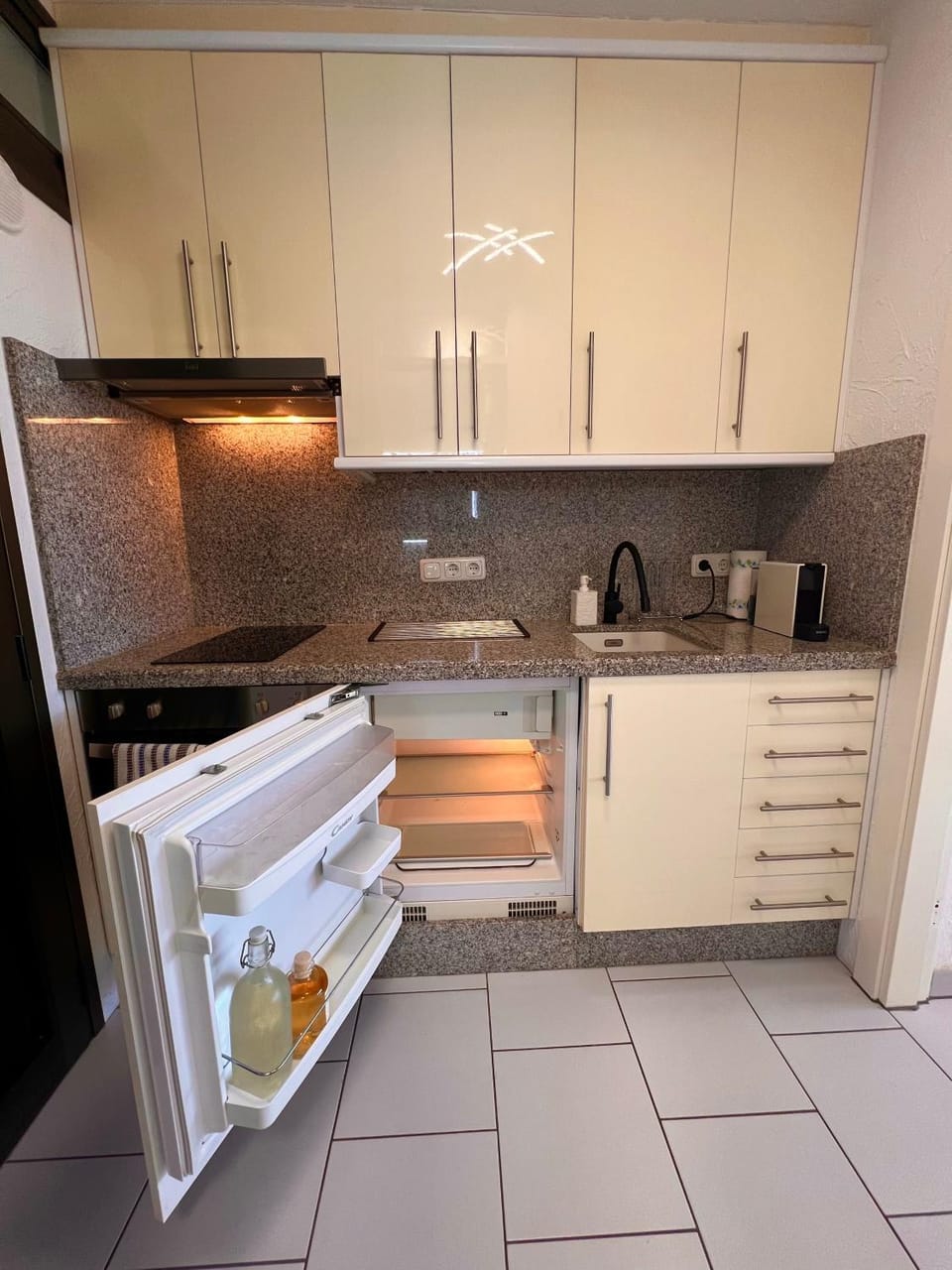 Kitchen or kitchenette, minibar, oven, stove