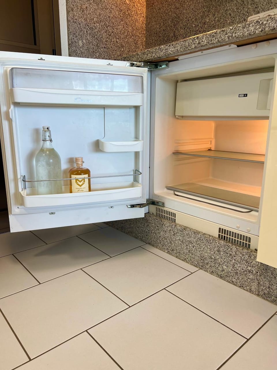 Kitchen or kitchenette, minibar, oven