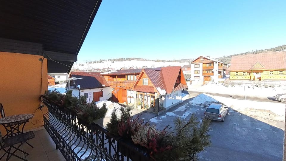 Balcony/Terrace, Street view, Supermarket/grocery shop, Parking