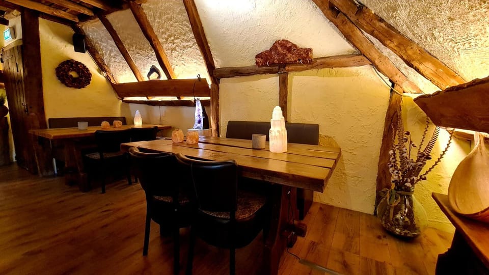 Restaurant/places to eat, Dining area