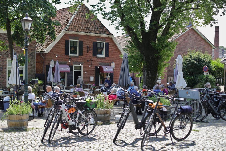 Restaurant/places to eat, Day, Balcony/Terrace, Cycling, Location, group of guests