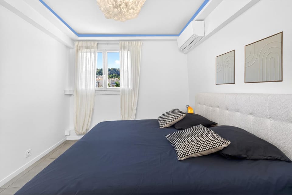 Bed, heating, towels, air conditioner